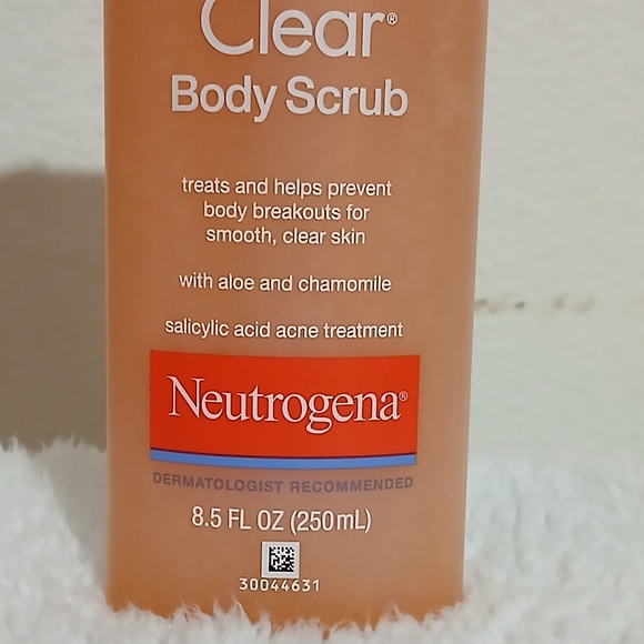 Neutrogena Acne Body Scrub with 2% Salicylic Acid, 8.5 fl. oz - Picture 3 of 7